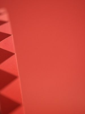 里番动漫在线校园题材作品封面，画面呈现樱花飘落的学校走廊，清新日系风格插画